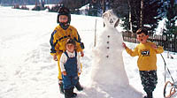 Der Kinderspaß im Winter: Schneemannbauen
