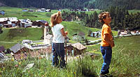 Kinder beim Landhaus Scheiber mit Niederthai im Hintergrund